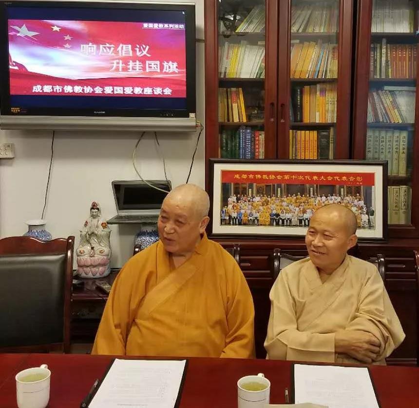 副会长演法法师,素慧法师在会上发言